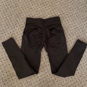 Black booty scrunch leggings